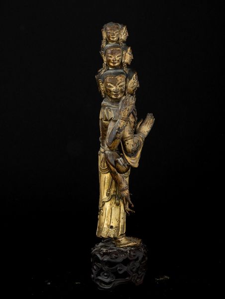 Figura di Avalokiteshvara in rame dorato su base in legno scolpita, Tibet, XVII secolo  - Asta Fine Asian Works of Art - Associazione Nazionale - Case d'Asta italiane