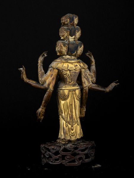 Figura di Avalokiteshvara in rame dorato su base in legno scolpita, Tibet, XVII secolo  - Asta Fine Asian Works of Art - Associazione Nazionale - Case d'Asta italiane