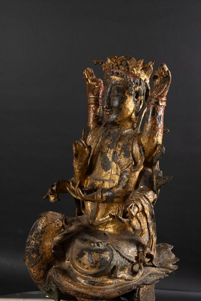 Grande e importante figura di Mahamayuri, dodicesimo anno del periodo di Kangxi in bronzo dorato con iscrizioni postume, Cina, Dinastia Qing, epoca Kangxi (1662-1722)<BR>  - Asta Fine Asian Works of Art - Associazione Nazionale - Case d'Asta italiane