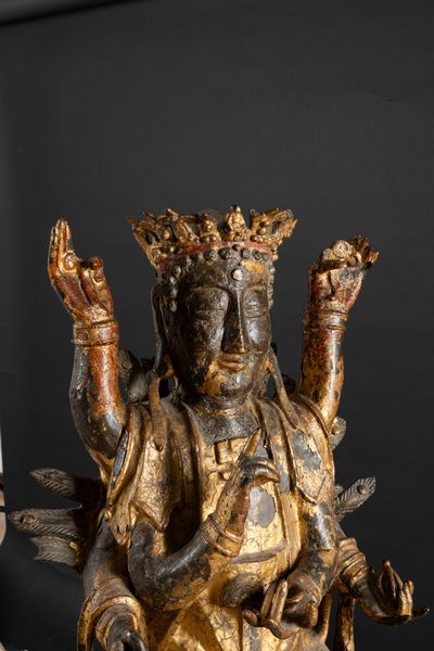 Grande e importante figura di Mahamayuri, dodicesimo anno del periodo di Kangxi in bronzo dorato con iscrizioni postume, Cina, Dinastia Qing, epoca Kangxi (1662-1722)<BR>  - Asta Fine Asian Works of Art - Associazione Nazionale - Case d'Asta italiane