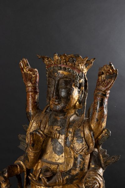 Grande e importante figura di Mahamayuri, dodicesimo anno del periodo di Kangxi in bronzo dorato con iscrizioni postume, Cina, Dinastia Qing, epoca Kangxi (1662-1722)<BR>  - Asta Fine Asian Works of Art - Associazione Nazionale - Case d'Asta italiane