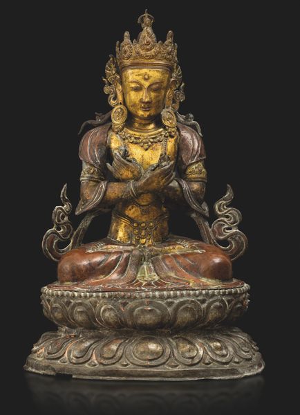 Importante figura di Vajrdara seduta su doppio fior di loto in rame repoussé e bronzo parzialmente dorato, Tibet, XV secolo  - Asta Fine Asian Works of Art - Associazione Nazionale - Case d'Asta italiane