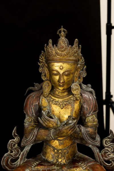 Importante figura di Vajrdara seduta su doppio fior di loto in rame repoussé e bronzo parzialmente dorato, Tibet, XV secolo  - Asta Fine Asian Works of Art - Associazione Nazionale - Case d'Asta italiane