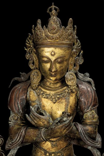 Importante figura di Vajrdara seduta su doppio fior di loto in rame repoussé e bronzo parzialmente dorato, Tibet, XV secolo  - Asta Fine Asian Works of Art - Associazione Nazionale - Case d'Asta italiane