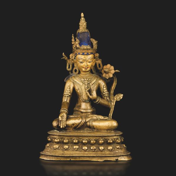 Figura di Avalokitesvara seduto su doppio fior di loto in ottone dorato, Tibet, XIV - XV secolo  - Asta Fine Asian Works of Art - Associazione Nazionale - Case d'Asta italiane