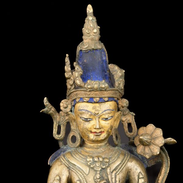 Figura di Avalokitesvara seduto su doppio fior di loto in ottone dorato, Tibet, XIV - XV secolo  - Asta Fine Asian Works of Art - Associazione Nazionale - Case d'Asta italiane