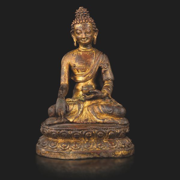 Figura di Buddha Sakyamuni seduto su doppio fior di loto in rame repoussé, Tibet, XVII - XVIII secolo  - Asta Fine Asian Works of Art - Associazione Nazionale - Case d'Asta italiane