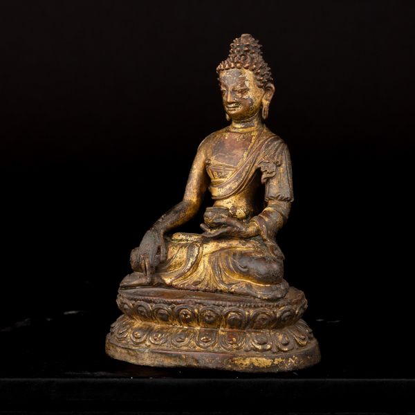 Figura di Buddha Sakyamuni seduto su doppio fior di loto in rame repoussé, Tibet, XVII - XVIII secolo  - Asta Fine Asian Works of Art - Associazione Nazionale - Case d'Asta italiane