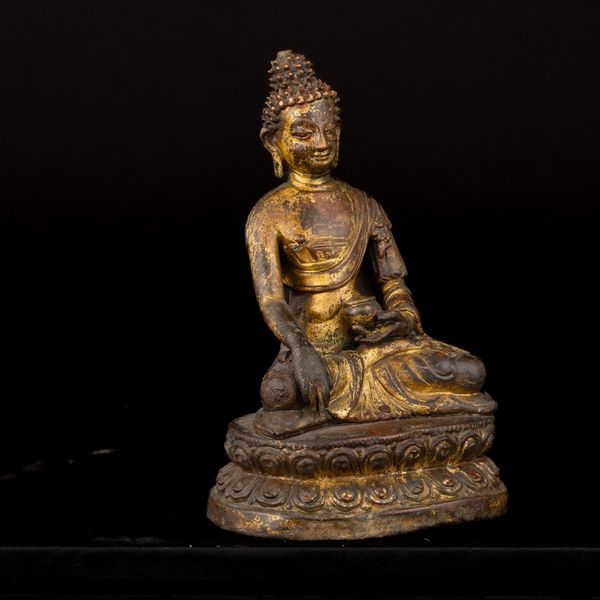 Figura di Buddha Sakyamuni seduto su doppio fior di loto in rame repoussé, Tibet, XVII - XVIII secolo  - Asta Fine Asian Works of Art - Associazione Nazionale - Case d'Asta italiane