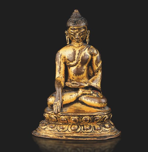 Figura di Buddha Sakyamuni seduto su doppio fior di loto in bronzo dorato, Nepal, XV secolo  - Asta Fine Asian Works of Art - Associazione Nazionale - Case d'Asta italiane