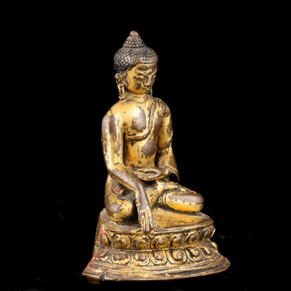 Figura di Buddha Sakyamuni seduto su doppio fior di loto in bronzo dorato, Nepal, XV secolo  - Asta Fine Asian Works of Art - Associazione Nazionale - Case d'Asta italiane