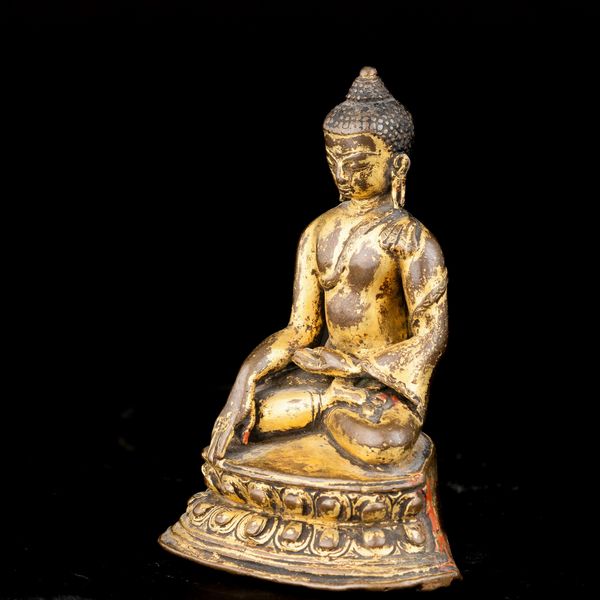 Figura di Buddha Sakyamuni seduto su doppio fior di loto in bronzo dorato, Nepal, XV secolo  - Asta Fine Asian Works of Art - Associazione Nazionale - Case d'Asta italiane