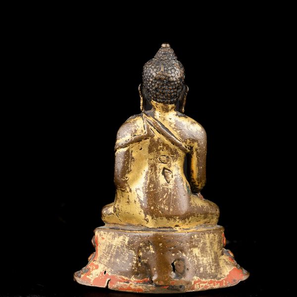 Figura di Buddha Sakyamuni seduto su doppio fior di loto in bronzo dorato, Nepal, XV secolo  - Asta Fine Asian Works of Art - Associazione Nazionale - Case d'Asta italiane