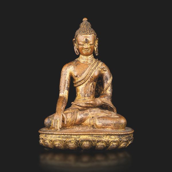 Figura di Akshobhya in bronzo dorato e tracce di doratura, Nepal, XVI secolo  - Asta Fine Asian Works of Art - Associazione Nazionale - Case d'Asta italiane