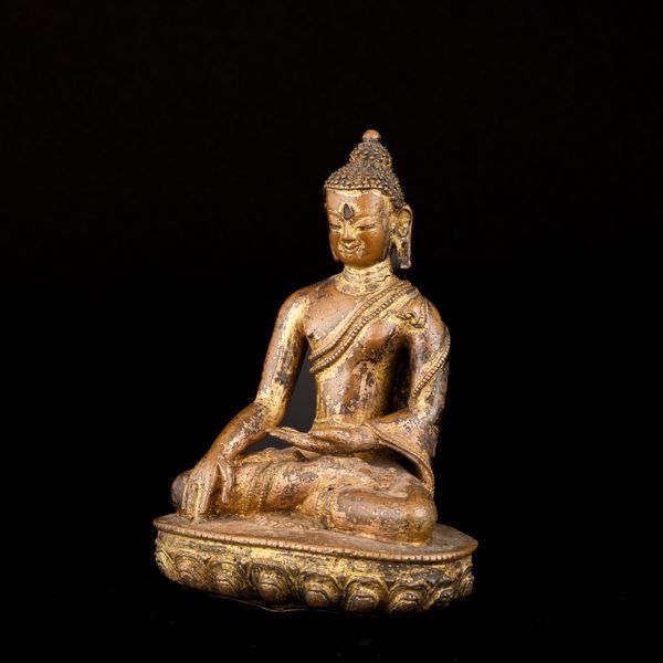 Figura di Akshobhya in bronzo dorato e tracce di doratura, Nepal, XVI secolo  - Asta Fine Asian Works of Art - Associazione Nazionale - Case d'Asta italiane