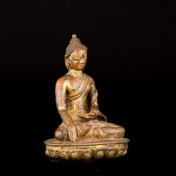 Figura di Akshobhya in bronzo dorato e tracce di doratura, Nepal, XVI secolo  - Asta Fine Asian Works of Art - Associazione Nazionale - Case d'Asta italiane