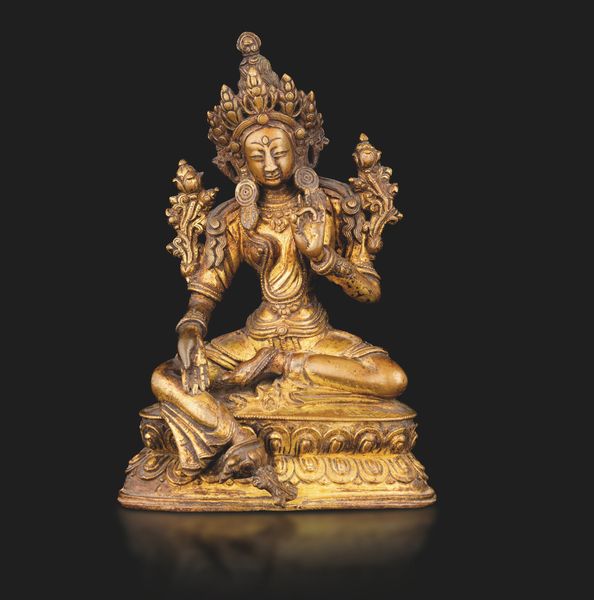 Rara figura di Tara seduta su doppia fior di loto in bronzo dorato Nepal, XVII secolo  - Asta Fine Asian Works of Art - Associazione Nazionale - Case d'Asta italiane