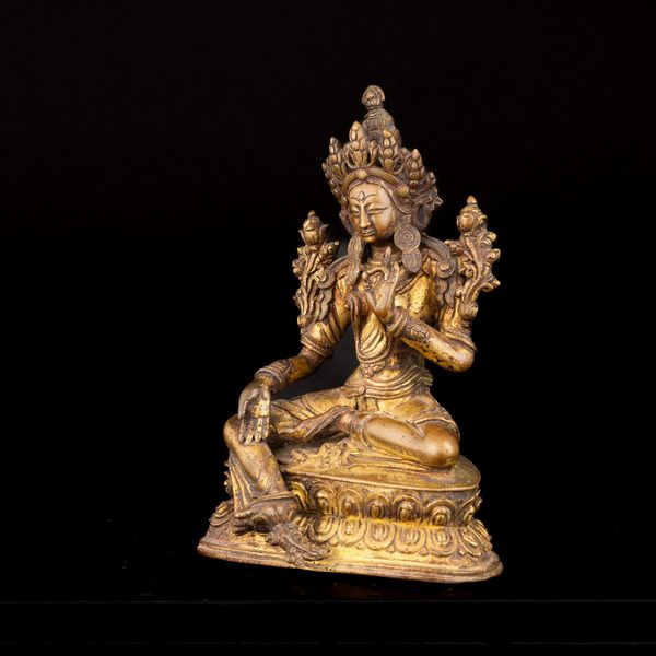 Rara figura di Tara seduta su doppia fior di loto in bronzo dorato Nepal, XVII secolo  - Asta Fine Asian Works of Art - Associazione Nazionale - Case d'Asta italiane