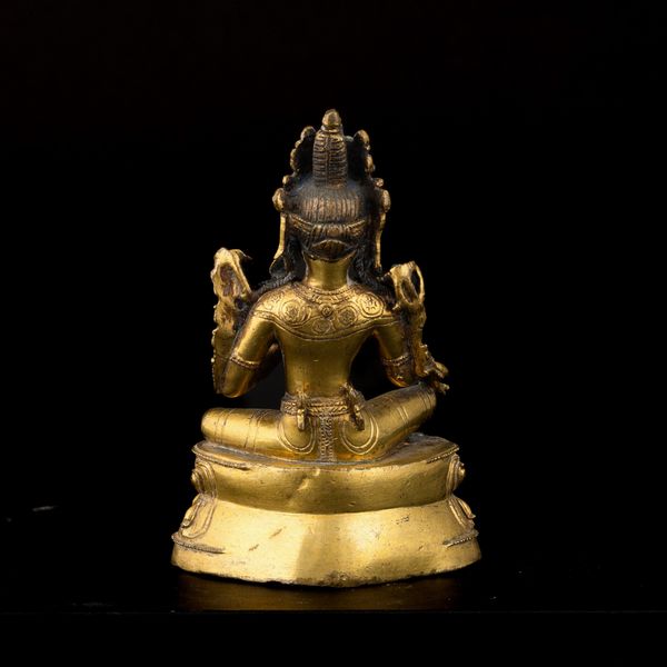 Figura di Tara seduto su doppio fior di loto in bronzo dorato, tracce di policromia e innesti in turchese, Tibet, XVII -  XVIII secolo  - Asta Fine Asian Works of Art - Associazione Nazionale - Case d'Asta italiane