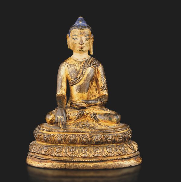 Figura di Akshobhya seduto su doppia fior di loto in bronzo dorato e policromia, Tibet, XVII secolo  - Asta Fine Asian Works of Art - Associazione Nazionale - Case d'Asta italiane