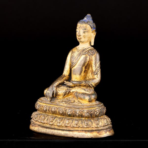 Figura di Akshobhya seduto su doppia fior di loto in bronzo dorato e policromia, Tibet, XVII secolo  - Asta Fine Asian Works of Art - Associazione Nazionale - Case d'Asta italiane