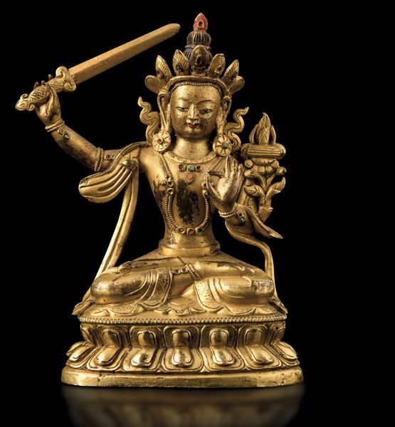 Figura di Manjushri seduta su doppio fiore di loto in bronzo dorato, innesti di pietre dure, Cina, Dinastia Qing, epoca Qianlong (1736-1796)  - Asta Fine Asian Works of Art - Associazione Nazionale - Case d'Asta italiane