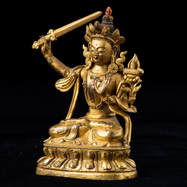 Figura di Manjushri seduta su doppio fiore di loto in bronzo dorato, innesti di pietre dure, Cina, Dinastia Qing, epoca Qianlong (1736-1796)  - Asta Fine Asian Works of Art - Associazione Nazionale - Case d'Asta italiane