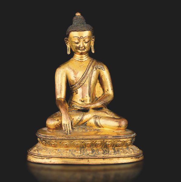 Figura di Buddha Sakyamuni seduto su doppio fiore di loto in bronzo dorato con tracce di policromia, ossidazione e dorature, Tibet, XVII secolo  - Asta Fine Asian Works of Art - Associazione Nazionale - Case d'Asta italiane