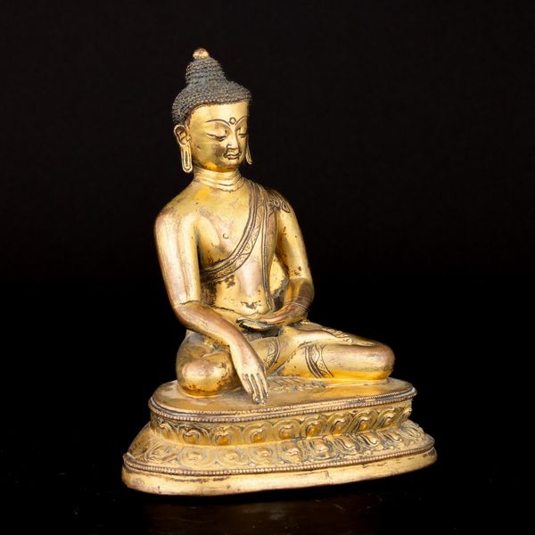 Figura di Buddha Sakyamuni seduto su doppio fiore di loto in bronzo dorato con tracce di policromia, ossidazione e dorature, Tibet, XVII secolo  - Asta Fine Asian Works of Art - Associazione Nazionale - Case d'Asta italiane