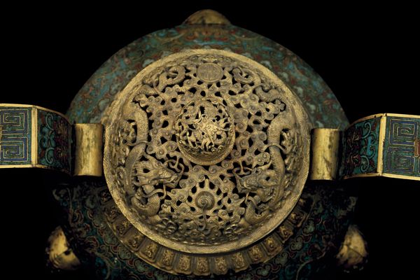 Importante incensiere cloisonné di commitenza imperiale in bronzo a decoro floreale, coperchio e rifiniture dorate ad oro zecchino, il coperchio traforato e rifinito con deco a  draghi tra le nuvole, Cina, Dinastia Qing, epoca Qianlong, XVIII secolo  - Asta Fine Asian Works of Art - Associazione Nazionale - Case d'Asta italiane