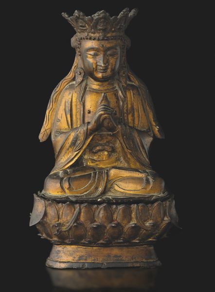 Figura di Quanin incoronata in bronzo seduto su fiore di loto, Cina, Dinastia Ming, XVII secolo  - Asta Fine Asian Works of Art - Associazione Nazionale - Case d'Asta italiane