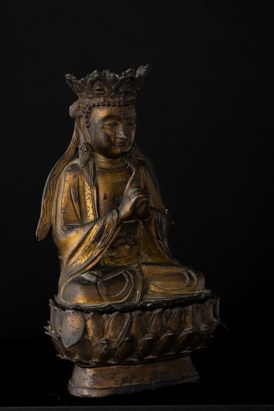 Figura di Quanin incoronata in bronzo seduto su fiore di loto, Cina, Dinastia Ming, XVII secolo  - Asta Fine Asian Works of Art - Associazione Nazionale - Case d'Asta italiane