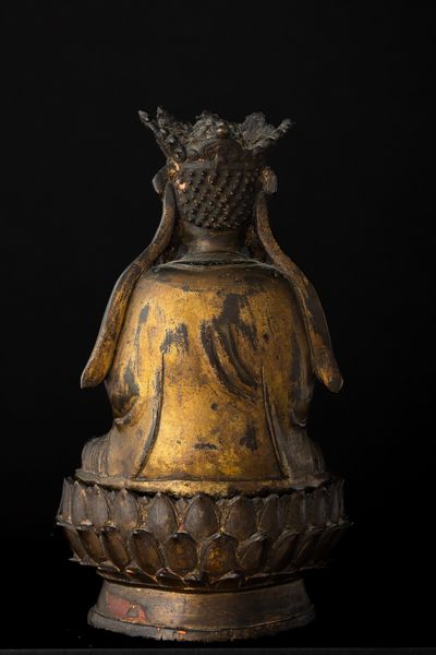 Figura di Quanin incoronata in bronzo seduto su fiore di loto, Cina, Dinastia Ming, XVII secolo  - Asta Fine Asian Works of Art - Associazione Nazionale - Case d'Asta italiane