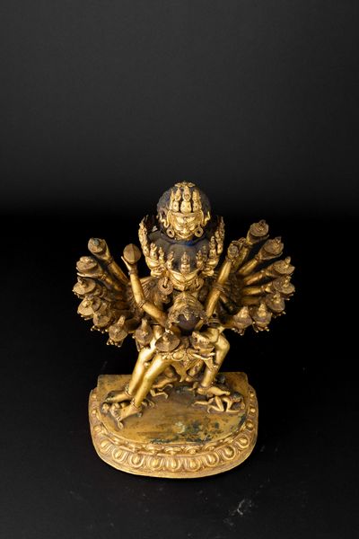 Figura di Guhyasamaja in Yab-Yum stante su doppio fiore di loto in bronzo dorato con tracce di policromia, Tibet, XIX secolo  - Asta Fine Asian Works of Art - Associazione Nazionale - Case d'Asta italiane