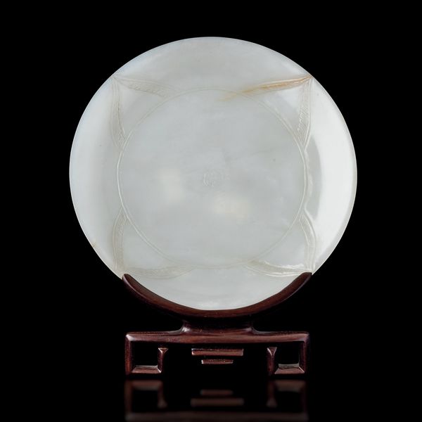 Piatto scolpito in giada bianca con decori simmetrici incisi, Cina, Dinastia Qing, XIX secolo  - Asta Fine Asian Works of Art - Associazione Nazionale - Case d'Asta italiane