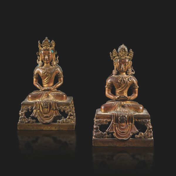 Due figure di Buddha Amitayus incoronati in bronzo dorato, Cina, Dinastia Qing, marca e del periodo Qianlong (1736-1796)  - Asta Fine Asian Works of Art - Associazione Nazionale - Case d'Asta italiane