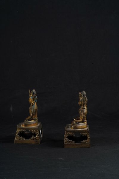 Due figure di Buddha Amitayus incoronati in bronzo dorato, Cina, Dinastia Qing, marca e del periodo Qianlong (1736-1796)  - Asta Fine Asian Works of Art - Associazione Nazionale - Case d'Asta italiane