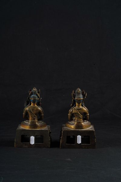 Due figure di Buddha Amitayus incoronati in bronzo dorato, Cina, Dinastia Qing, marca e del periodo Qianlong (1736-1796)  - Asta Fine Asian Works of Art - Associazione Nazionale - Case d'Asta italiane