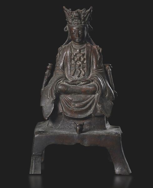 Figura de Guanyin Amitayus incoronata in bronzo, Cina, XVII secolo  - Asta Fine Asian Works of Art - Associazione Nazionale - Case d'Asta italiane