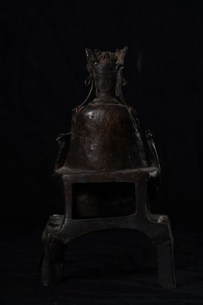 Figura de Guanyin Amitayus incoronata in bronzo, Cina, XVII secolo  - Asta Fine Asian Works of Art - Associazione Nazionale - Case d'Asta italiane