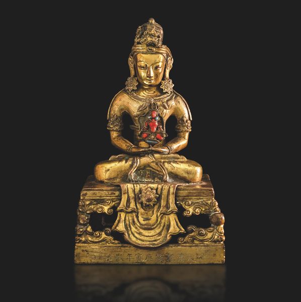 Rara Figura di Amitaya in bronzo dorato con Buddha tra le mani, inserti in coralli e turchese, Cina, Dinastia Qing, marca e del periodo Qianlong (1736-1796)  - Asta Fine Asian Works of Art - Associazione Nazionale - Case d'Asta italiane