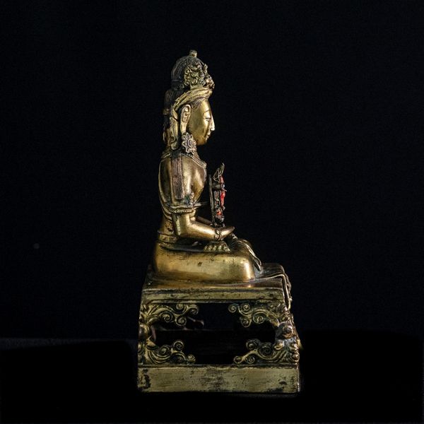 Rara Figura di Amitaya in bronzo dorato con Buddha tra le mani, inserti in coralli e turchese, Cina, Dinastia Qing, marca e del periodo Qianlong (1736-1796)  - Asta Fine Asian Works of Art - Associazione Nazionale - Case d'Asta italiane