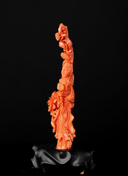 Figura di fanciulla scolpita in corallo rosso, 200 gr, Cina, Dinastia Qing, XIX secolo  - Asta Fine Asian Works of Art - Associazione Nazionale - Case d'Asta italiane