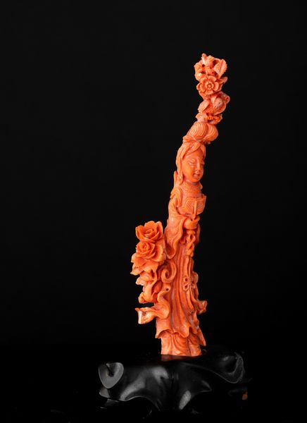 Figura di fanciulla scolpita in corallo rosso, 200 gr, Cina, Dinastia Qing, XIX secolo  - Asta Fine Asian Works of Art - Associazione Nazionale - Case d'Asta italiane