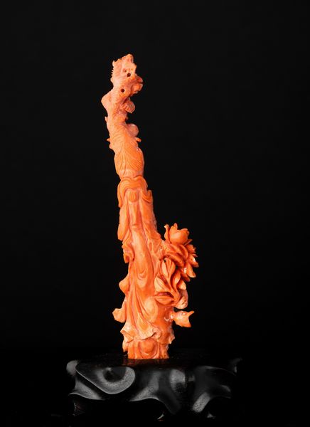 Figura di fanciulla scolpita in corallo rosso, 200 gr, Cina, Dinastia Qing, XIX secolo  - Asta Fine Asian Works of Art - Associazione Nazionale - Case d'Asta italiane