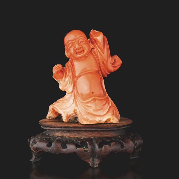 Figura di Budai in corallo rosso, 116 gr con base, Cina, inizio XX secolo  - Asta Fine Asian Works of Art - Associazione Nazionale - Case d'Asta italiane