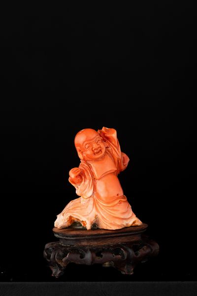 Figura di Budai in corallo rosso, 116 gr con base, Cina, inizio XX secolo  - Asta Fine Asian Works of Art - Associazione Nazionale - Case d'Asta italiane