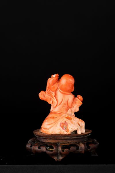 Figura di Budai in corallo rosso, 116 gr con base, Cina, inizio XX secolo  - Asta Fine Asian Works of Art - Associazione Nazionale - Case d'Asta italiane