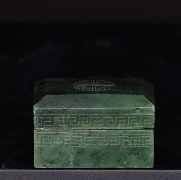 Scatola in giada verde spinacio con greca incisa sui bordi, Cina,  Dinastia Qing, XIX secolo  - Asta Fine Asian Works of Art - Associazione Nazionale - Case d'Asta italiane