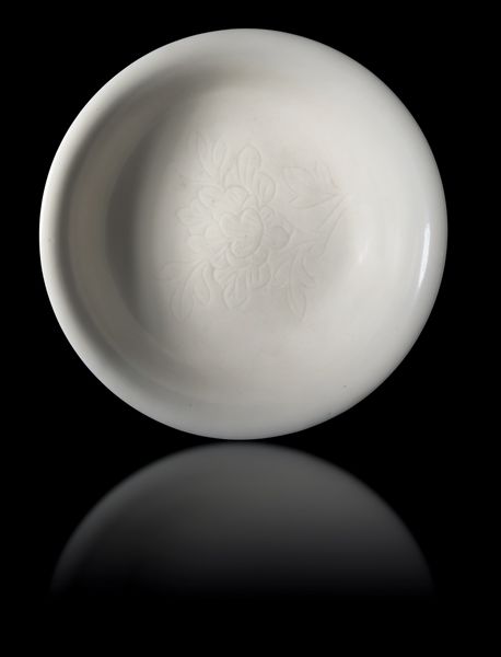 Piatto in porcellana Dehua, Blanc de Chine inciso con soggetto naturalistico, Cina, fine XVII secolo  - Asta Fine Asian Works of Art - Associazione Nazionale - Case d'Asta italiane